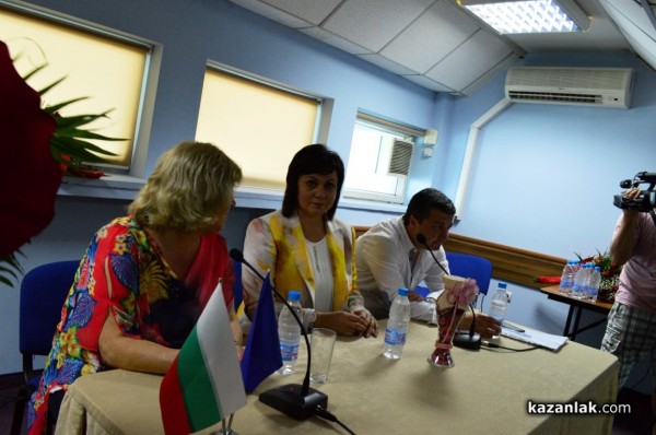 Корнелия Нинова пристигна в Казанлък и се срещна с членове и симпатизанти на БСП