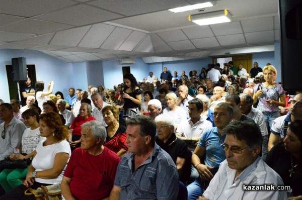 Корнелия Нинова пристигна в Казанлък и се срещна с членове и симпатизанти на БСП