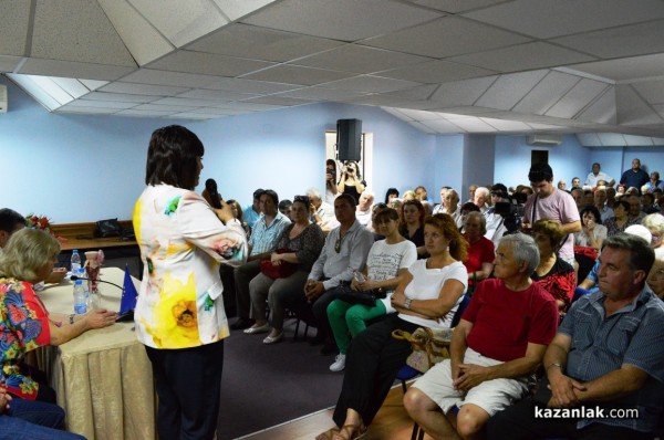 Корнелия Нинова пристигна в Казанлък и се срещна с членове и симпатизанти на БСП