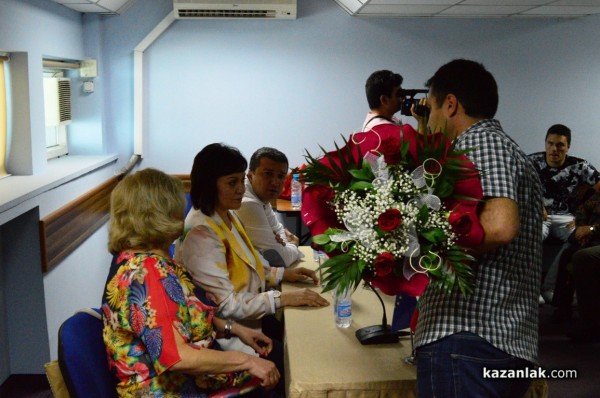 Корнелия Нинова пристигна в Казанлък и се срещна с членове и симпатизанти на БСП