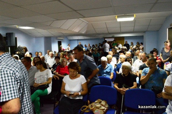 Корнелия Нинова пристигна в Казанлък и се срещна с членове и симпатизанти на БСП