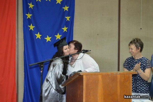 Гимназията по туризъм връчи дипломите на най-успешния си випуск в историята