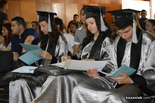 Гимназията по туризъм връчи дипломите на най-успешния си випуск в историята