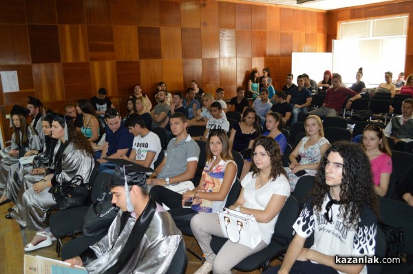 Гимназията по туризъм връчи дипломите на най-успешния си випуск в историята