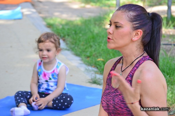 Певицата Светла Иванова вчера проведе урок по йога за деца в парк „Розариум“