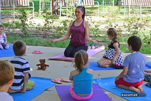 Певицата Светла Иванова вчера проведе урок по йога за деца в парк „Розариум“