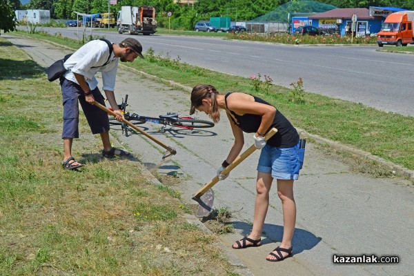 Представители на организации и ученици почистват велоалеята до Крън