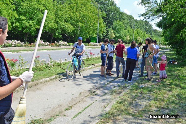 Представители на организации и ученици почистват велоалеята до Крън