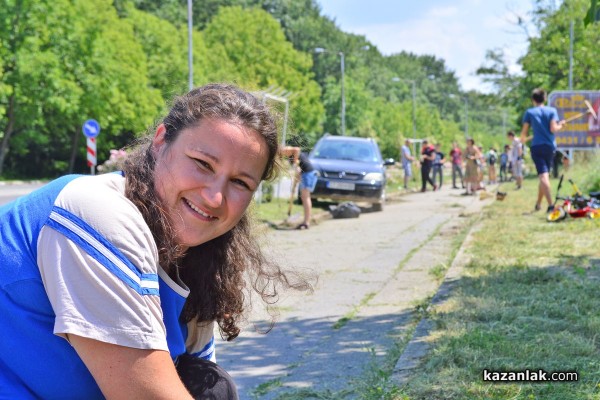 Представители на организации и ученици почистват велоалеята до Крън