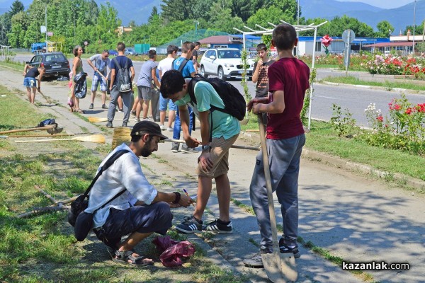 Представители на организации и ученици почистват велоалеята до Крън