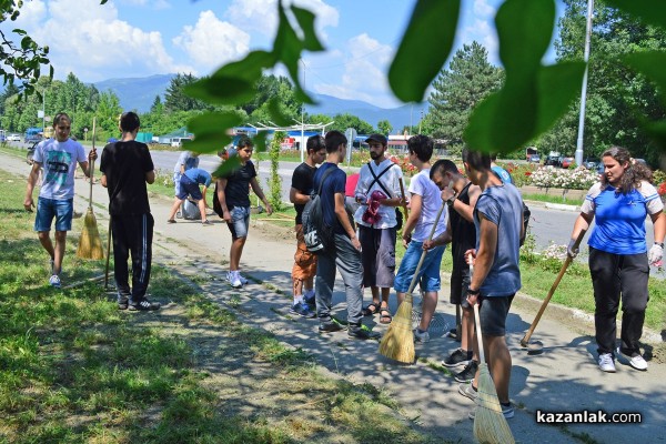 Представители на организации и ученици почистват велоалеята до Крън