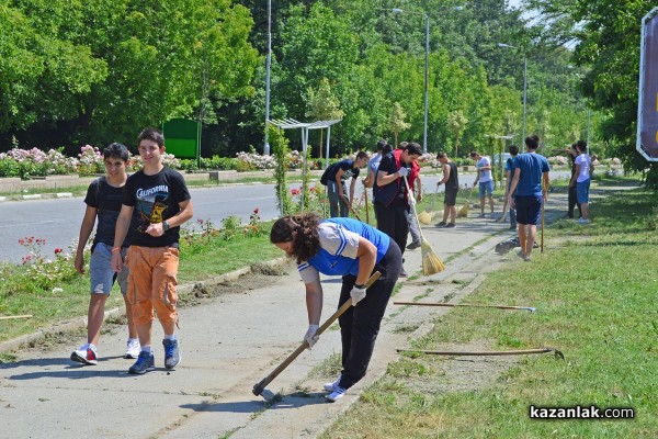 Представители на организации и ученици почистват велоалеята до Крън