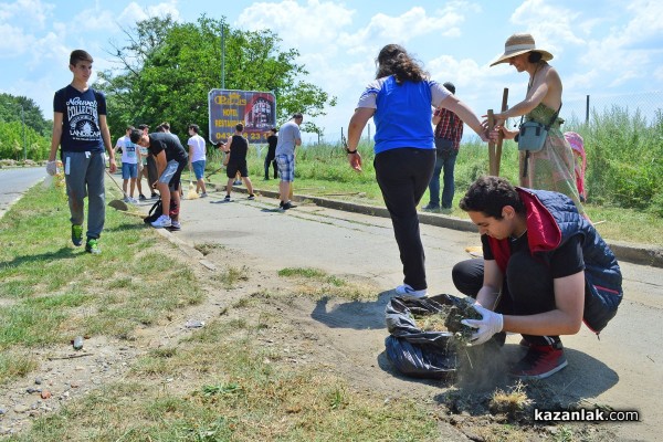 Представители на организации и ученици почистват велоалеята до Крън