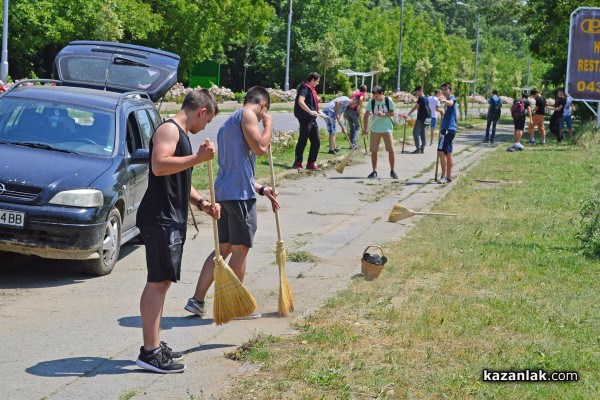 Представители на организации и ученици почистват велоалеята до Крън