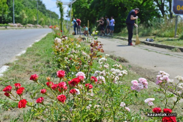 Представители на организации и ученици почистват велоалеята до Крън