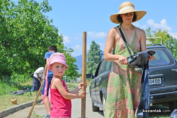 Представители на организации и ученици почистват велоалеята до Крън