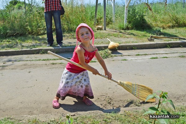 Представители на организации и ученици почистват велоалеята до Крън