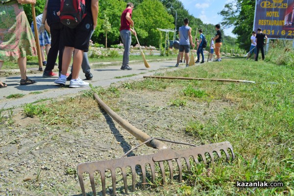 Представители на организации и ученици почистват велоалеята до Крън