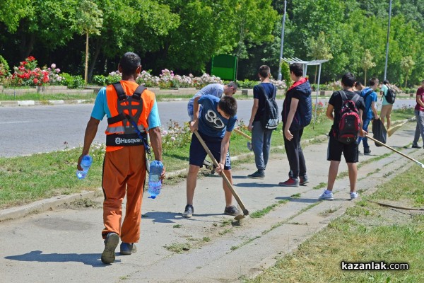 Представители на организации и ученици почистват велоалеята до Крън