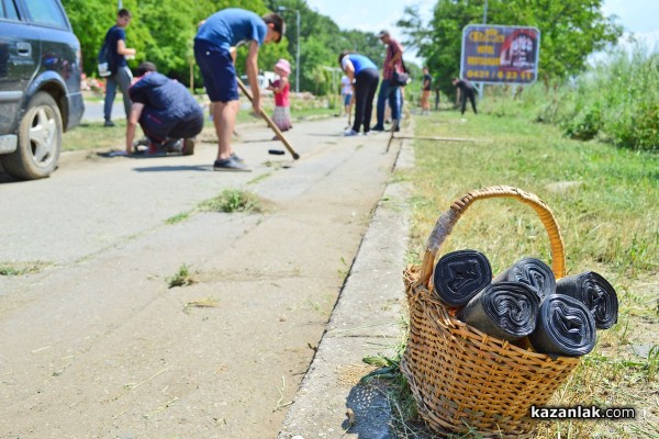 Представители на организации и ученици почистват велоалеята до Крън