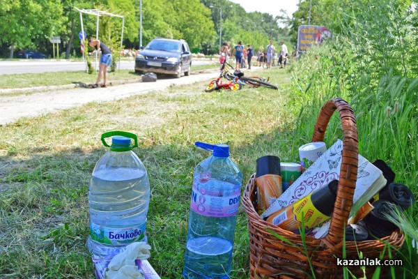 Представители на организации и ученици почистват велоалеята до Крън