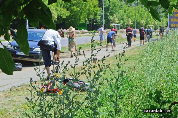 Представители на организации и ученици почистват велоалеята до Крън