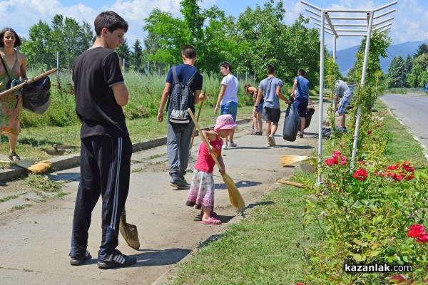 Представители на организации и ученици почистват велоалеята до Крън
