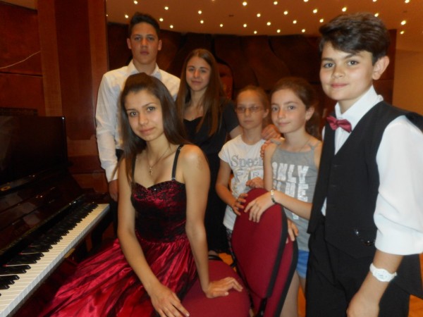 30 награди от 3 конкурса за пианистите на Елена Юлиянова