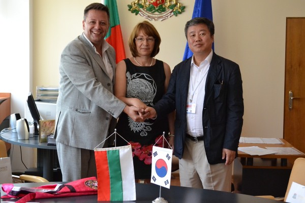 Кметът се срещна с групата южнокорейски журналисти – гости на Казанлък