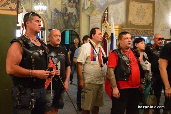 Рокерите от клуб „Нощните вълци“ посетиха храм-паметник „Рождество Христово“ в Шипка /видео/