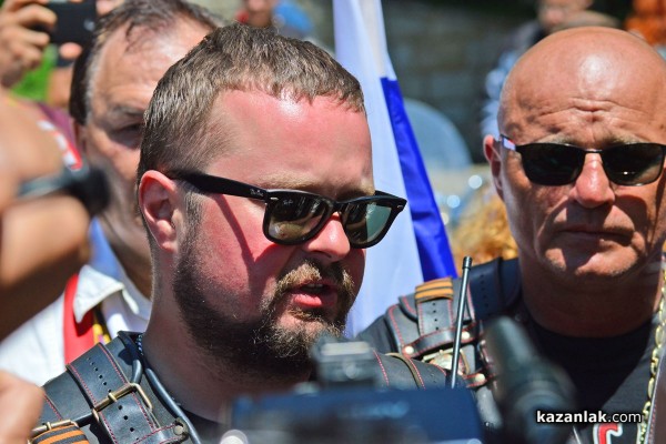 Рокерите от клуб „Нощните вълци“ посетиха храм-паметник „Рождество Христово“ в Шипка /видео/