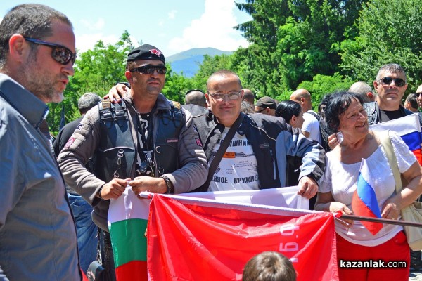 Рокерите от клуб „Нощните вълци“ посетиха храм-паметник „Рождество Христово“ в Шипка /видео/