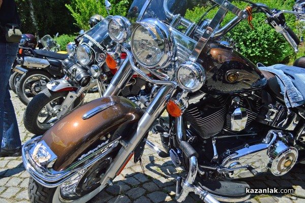 Рокерите от клуб „Нощните вълци“ посетиха храм-паметник „Рождество Христово“ в Шипка /видео/