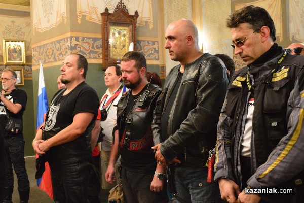 Рокерите от клуб „Нощните вълци“ посетиха храм-паметник „Рождество Христово“ в Шипка /видео/