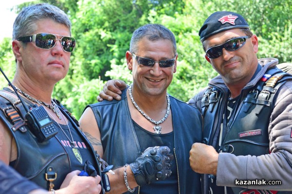 Рокерите от клуб „Нощните вълци“ посетиха храм-паметник „Рождество Христово“ в Шипка /видео/