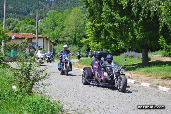 Рокерите от клуб „Нощните вълци“ посетиха храм-паметник „Рождество Христово“ в Шипка /видео/