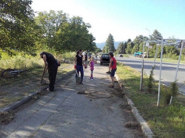 Доброволците почистили велоалеята към Крън, със заслужени награди