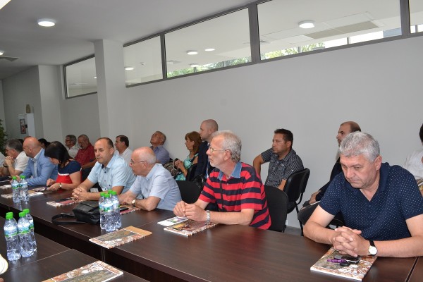 Министър Ангелкова организира среща за координиране усилията за популяризиране възможностите за туризъм в Розовата долина