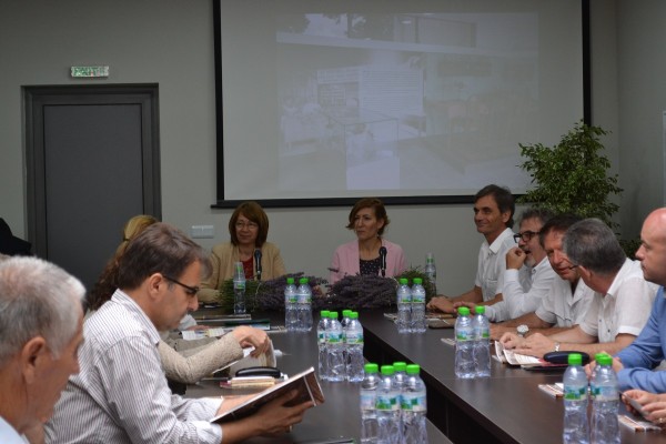 Министър Ангелкова организира среща за координиране усилията за популяризиране възможностите за туризъм в Розовата долина