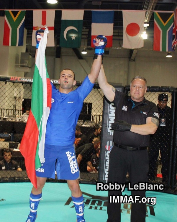 Тенчо Караенев се класира за полуфиналите на Световното по ММА и вече е медалист