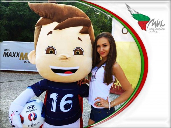 Красавицата Ива Ангелова се срещна със звезди на българския футбол