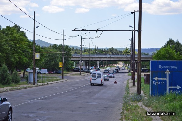 ТИР скъса кабелите на тролейбусната мрежа /видео/