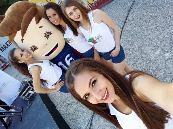 Красавицата Ива Ангелова се срещна със звезди на българския футбол