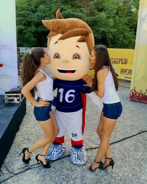 Красавицата Ива Ангелова се срещна със звезди на българския футбол