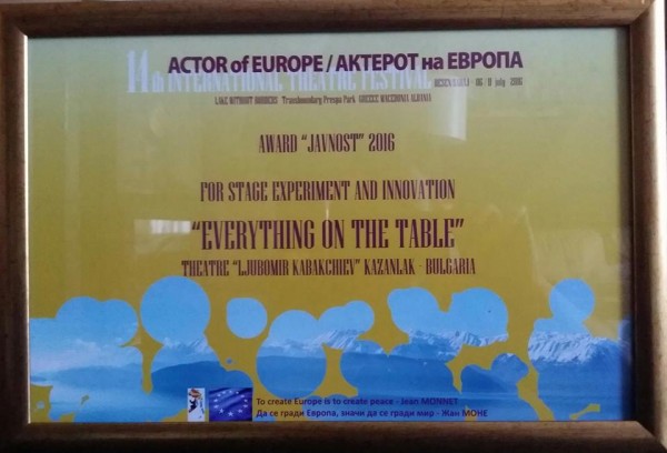 Още с първия спектакъл, поставен от Димитър Кабаков театър „Любомир Кабакчиев“ печели международни овации