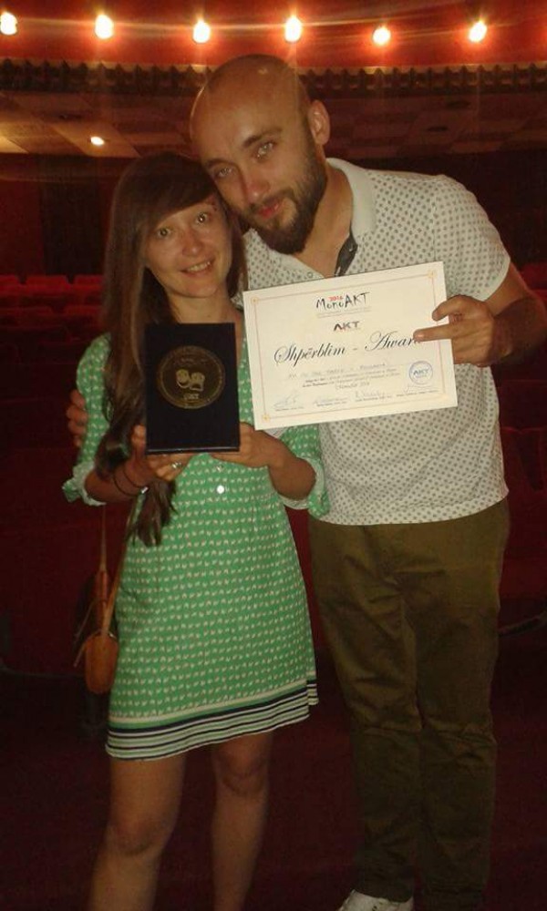 Още с първия спектакъл, поставен от Димитър Кабаков театър „Любомир Кабакчиев“ печели международни овации