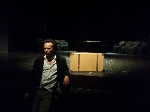 Още с първия спектакъл, поставен от Димитър Кабаков театър „Любомир Кабакчиев“ печели международни овации