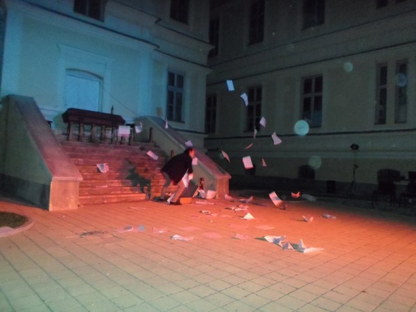 Още с първия спектакъл, поставен от Димитър Кабаков театър „Любомир Кабакчиев“ печели международни овации