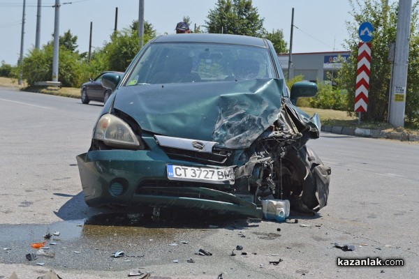 Инкасо бус и автомобил катастрофираха до ОМВ /видео/