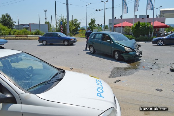 Инкасо бус и автомобил катастрофираха до ОМВ /видео/